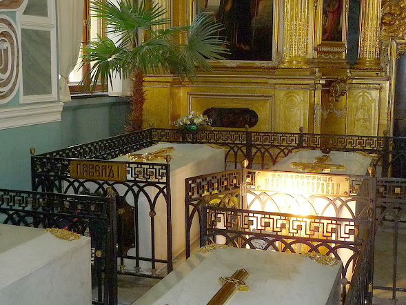 Ttombeau en marbre blanc de Sophie-Dorothée de Wurtemberg - à droite celui de Paul Ier de Russie